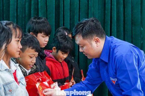'Áo xanh' vượt hơn 100 km mang Xuân sẻ chia đến vùng núi Đà Nẵng