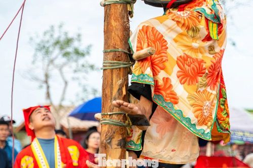 Người Sán Dìu 'chân trần leo trên lưỡi đao' khiến người xem thót tim