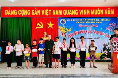 Bộ đội Biên phòng mang hơi ấm đến người dân biên giới vùng sông nước