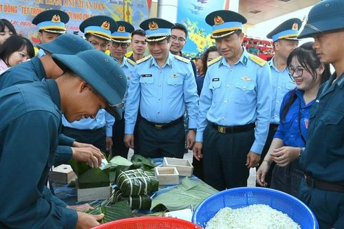 Rộn ràng xuân canh trời, ấm áp tình quân dân