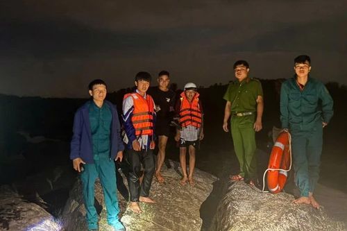Hai học sinh mắc kẹt trên sông Ba khi thủy điện xả lũ