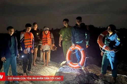 Giải cứu 2 em nhỏ bị mắc kẹt trên sông Ba