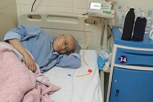 Sợ bố mẹ phải bán nhà, nữ sinh mắc ung thư xương nhiều lần xin rời viện