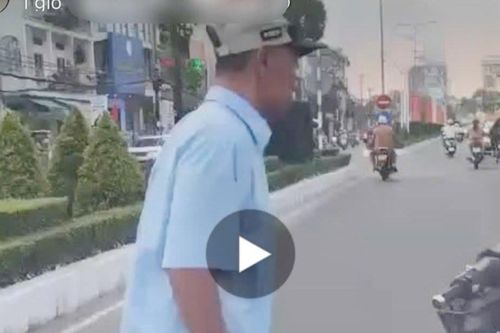 Công an xác minh vụ người đàn ông chửi bới, chặn đầu ô tô ở Cần Thơ