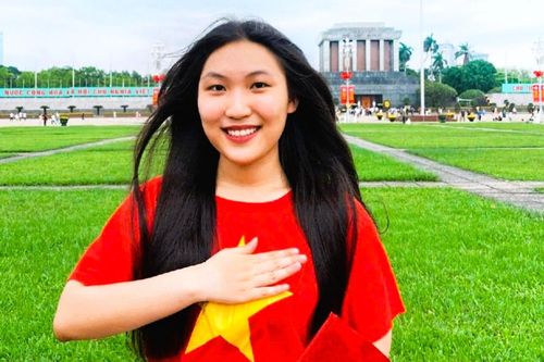 Nữ sinh tốt nghiệp sớm với điểm số cao nhất trường, thiếu 0,01 để đạt tuyệt đối