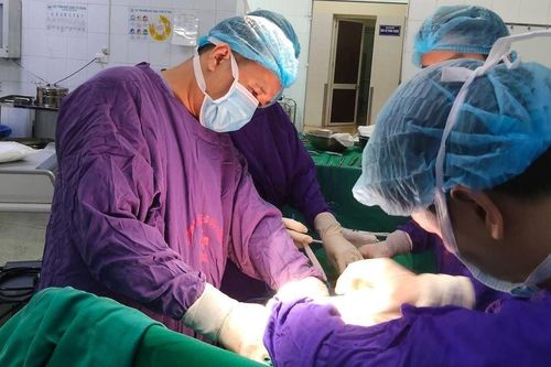 Thủng ruột vì thói quen rất nhiều người Việt mắc