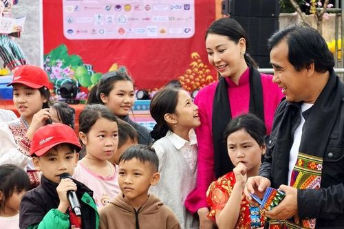 Hoa hậu Hà Kiều Anh, nghệ sĩ Quyền Linh vui cùng người dân vùng cao Nghệ An tại chương trình Xuân biên cương