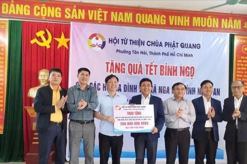 Ban Tuyên giáo và Dân vận Tỉnh ủy Nghệ An trao quà Tết tại xã Nga My