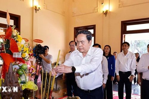 Chủ tịch Quốc hội dâng hương tưởng nhớ nguyên lãnh đạo Đảng, Nhà nước