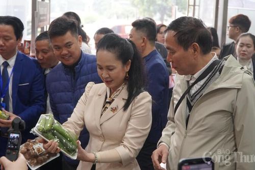 Người nổi tiếng góp phần mở rộng đầu ra cho nông sản địa phương