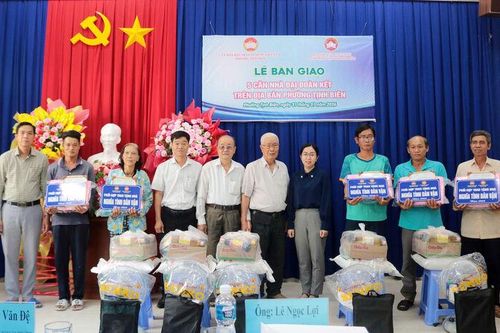 Tặng 5 căn nhà Đại đoàn kết và quà tết cho người dân phường Tịnh Biên