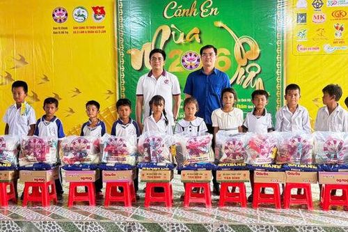 Tổ chức Chương trình 'Cánh én mùa Xuân' tại xã Ô Lâm