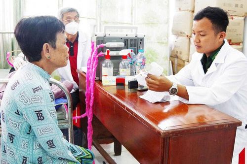 Hải đoàn Biên phòng 28 khám bệnh, cấp thuốc miễn phí và tặng quà tết cho người dân