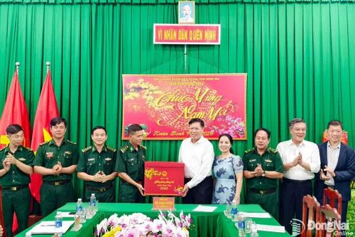 Thứ trưởng Bộ Y tế Đỗ Xuân Tuyên thăm, chúc Tết Đồn Biên phòng Đắc Ơ