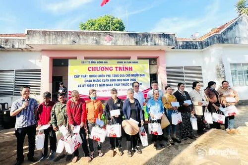 Sở Y tế Đồng Nai khám bệnh, tặng quà cho hàng ngàn người dân khó khăn