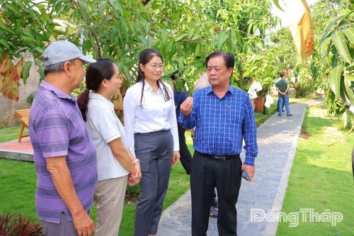 Phó Chủ tịch Quốc hội Lê Minh Hoan khảo sát các mô hình hành chính công và du lịch nông nghiệp tại xã Mỹ Thọ