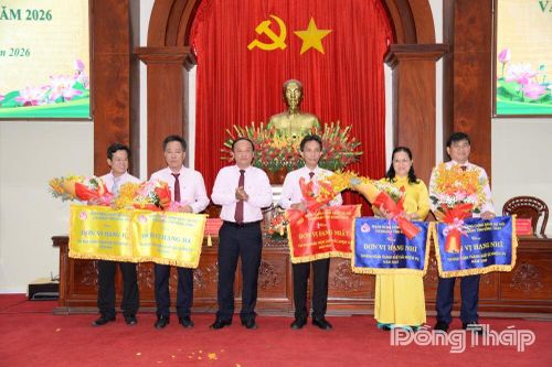 Phải phục vụ người dân với tinh thần, trách nhiệm cao