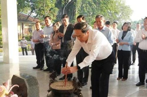 Chủ tịch Quốc hội Trần Thanh Mẫn viếng, dâng hương mộ Cụ Phó bảng Nguyễn Sinh Sắc