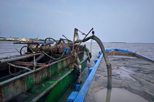 Bắt giữ 4 tàu vận chuyển cát trái phép trên sông Cửa Đại