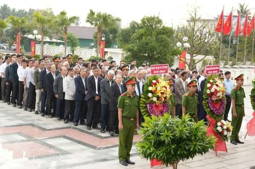 Dâng hoa, dâng hương tại Nhà lưu niệm Chi bộ Cửu Lợi