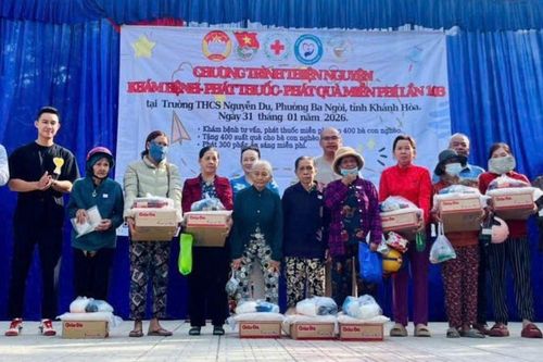 Khám bệnh, phát thuốc miễn phí và tặng 400 phần quà cho người dân phường Ba Ngòi