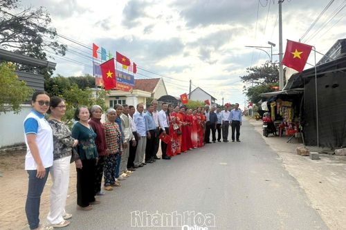 Khánh thành công trình 'Đường cờ Tổ quốc' thôn Tân Phú, xã Vạn Ninh