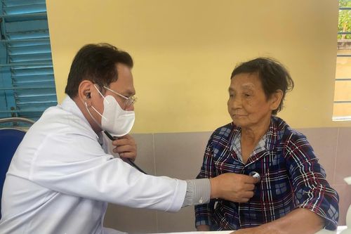 Khám bệnh, phát thuốc miễn phí cho 400 người dân phường Ba Ngòi