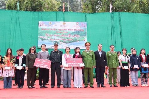 Chương trình 'Thiện nguyện trao quà tết yêu thương'