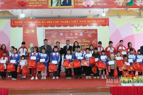 Cung Thanh thiếu nhi tổ chức chương trình 'Xuân sẻ chia - Tết yêu thương'
