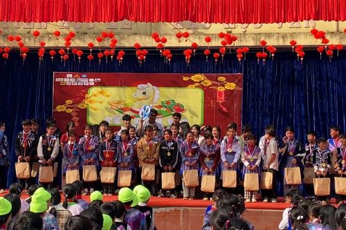 Học sinh THPT Chuyên Lào Cai mang Tết sớm đến với học sinh vùng cao