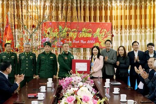 Đoàn công tác các ngân hàng và tỉnh Lào Cai chúc mừng năm mới Đồn Biên phòng Y Tý