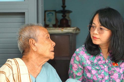 Đại biểu Phạm Thị Hồng Yến tặng quà Tết Mẹ Việt Nam Anh hùng, gia đình chính sách tại Bình Thuận