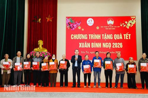Đồng chí Mai Văn Tuất, Phó Bí thư Tỉnh ủy, Chủ tịch Ủy ban MTTQ Việt Nam tỉnh tặng quà Tết Nguyên đán tại xã Yên Từ