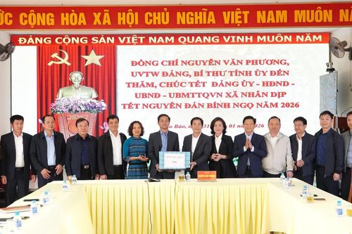 Đồng chí Bí thư Tỉnh ủy thăm, chúc Tết tại xã Lao Bảo