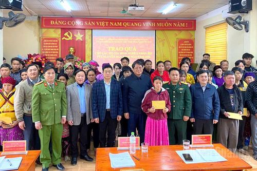 Đồng chí Hà Trung Kiên tặng quà, kiểm tra tại cơ sở