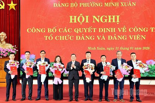 Phường Minh Xuân công bố và trao các quyết định về công tác tổ chức đảng và đảng viên