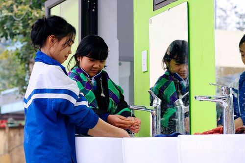 Bàn giao công trình vệ sinh và mái nhà đa năng cho Trường THCS Yên Hà