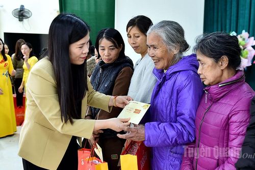 Đồng chí Phó Chủ tịch HĐND tỉnh Lê Thị Thanh Trà trao quà Tết nhân ái - Xuân Bính Ngọ tại phường Bình Thuận