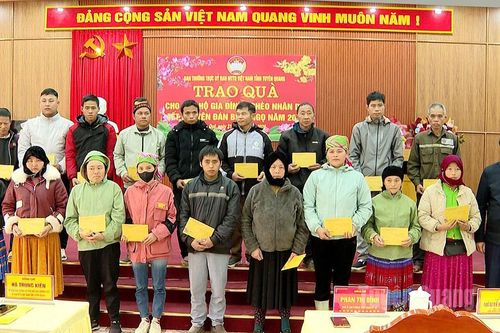 Đồng chí Hà Trung Kiên làm việc tại các xã Ngọc Long, Lũng Phìn, Mậu Duệ