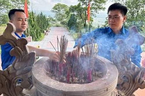 Tuổi trẻ Báo và Phát thanh, Truyền hình Huế dâng hương tưởng niệm tại di tích lịch sử dốc Ba Trục