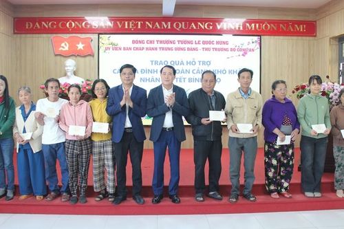 Thứ trưởng Bộ Công an Lê Quốc Hùng trao hàng trăm suất quà Tết cho người dân khó khăn ở Huế