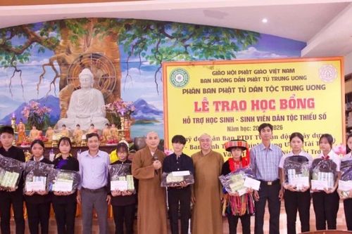 Đắk Lắk: Trao học bổng kỳ II cho học sinh dân tộc thiểu số tại xã Đức Bình
