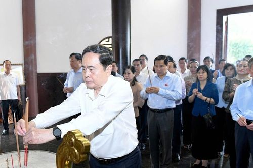 Chủ tịch Quốc hội Trần Thanh Mẫn dâng hương, viếng Cụ Phó bảng Nguyễn Sinh Sắc