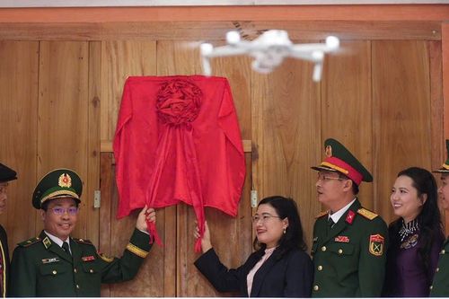 Trao nhà 'Đại đoàn kết' cho bà con dân tộc Chứt tại xã biên giới Hương Xuân