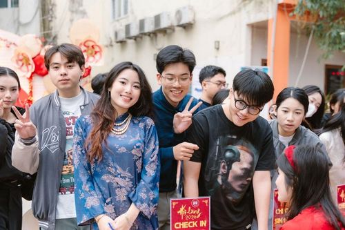Sinh viên Trường Quản trị và Kinh doanh thích thú trải nghiệm hoạt động văn hóa truyền thống tại 'Hội làng 2026'