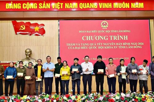 Đoàn ĐBQH Lâm Đồng tặng quà Tết gia đình chính sách, người có hoàn cảnh khó khăn tại Bảo Lộc