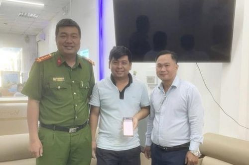 Công an xã ở Cần Thơ hỗ trợ người dân nhận lại 600 triệu đồng chuyển nhầm