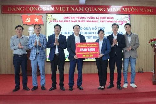 Thứ trưởng Lê Quốc Hùng trao quà Tết tặng người dân có hoàn cảnh khó khăn ở TP Huế