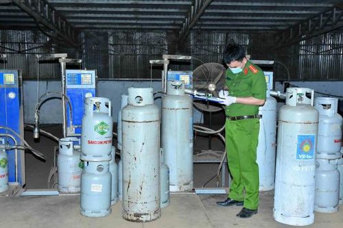 Đột kích đường dây làm gas giả quy mô lớn, thu gần 4.000 bình gas