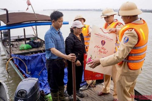 Giữ bình yên sông nước để người dân vui xuân đón Tết
